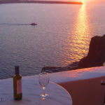 2 verres, une bouteille et la mer
