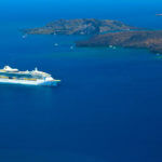 Santorin, vue sur la mer et un bateau