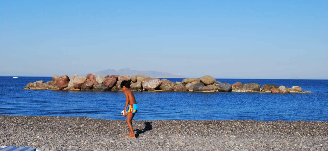 enfant plage santorin