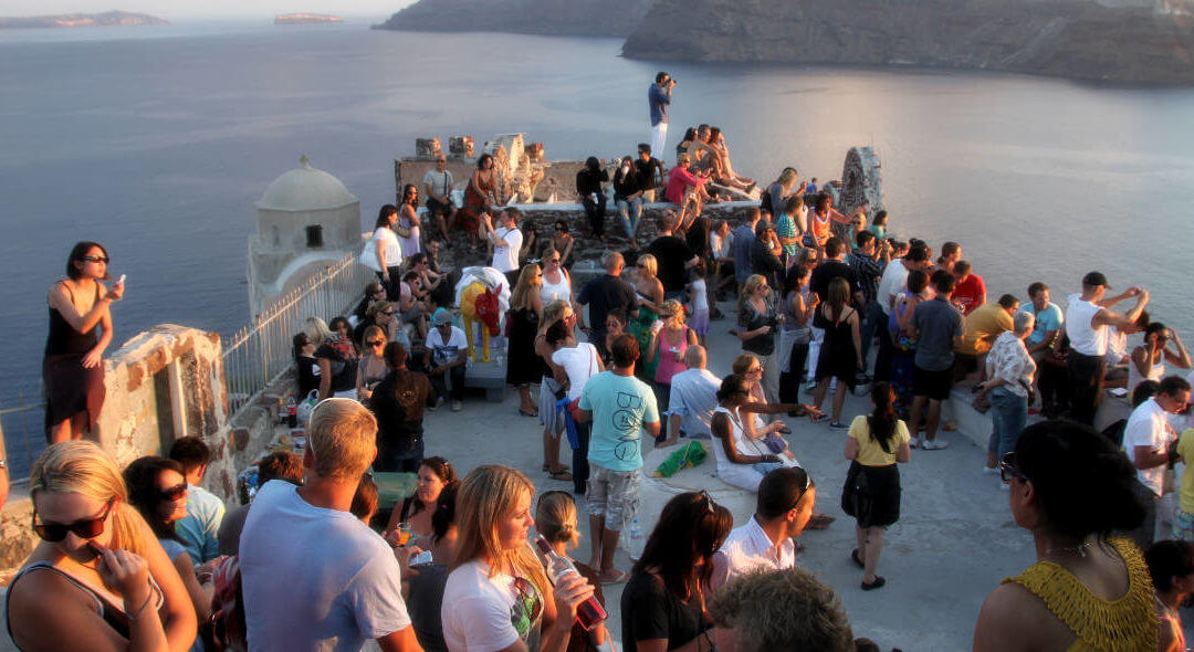 Alerte au sur-tourisme à Santorin