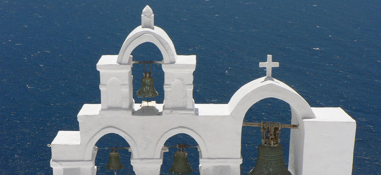 toits de santorin avec clochers