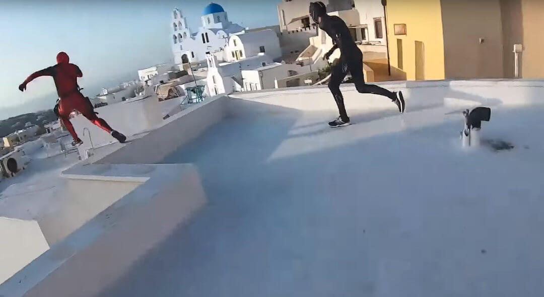 Spiderman, Black Panther et Deadpool font du parkour à Santorin