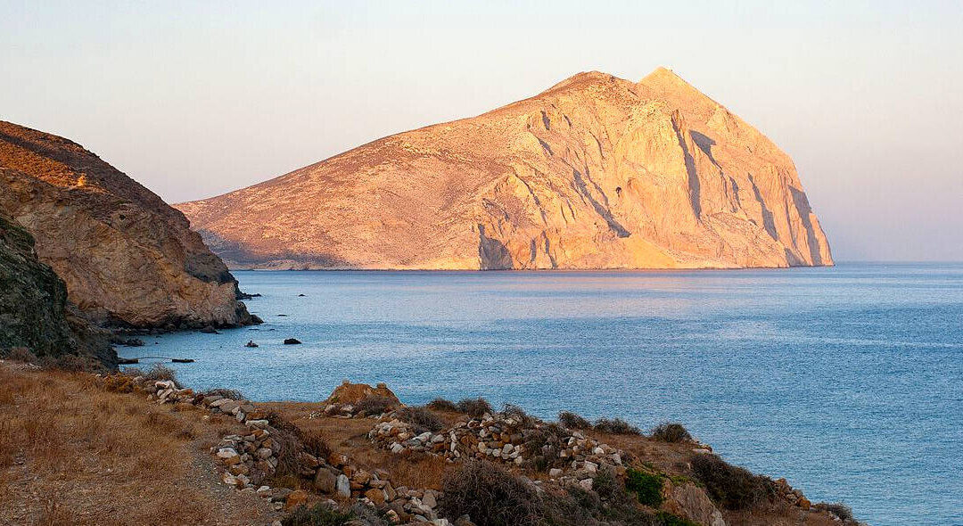 Quelle est l’île la plus proche de Santorin ?