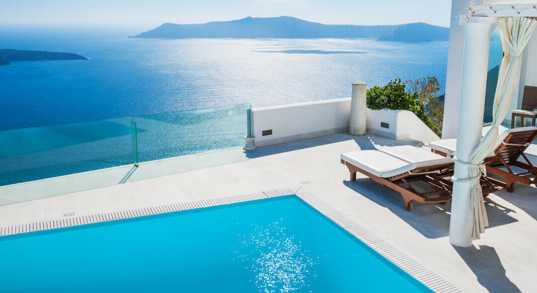 Pourquoi il n’y a personne dans les piscines de Santorin