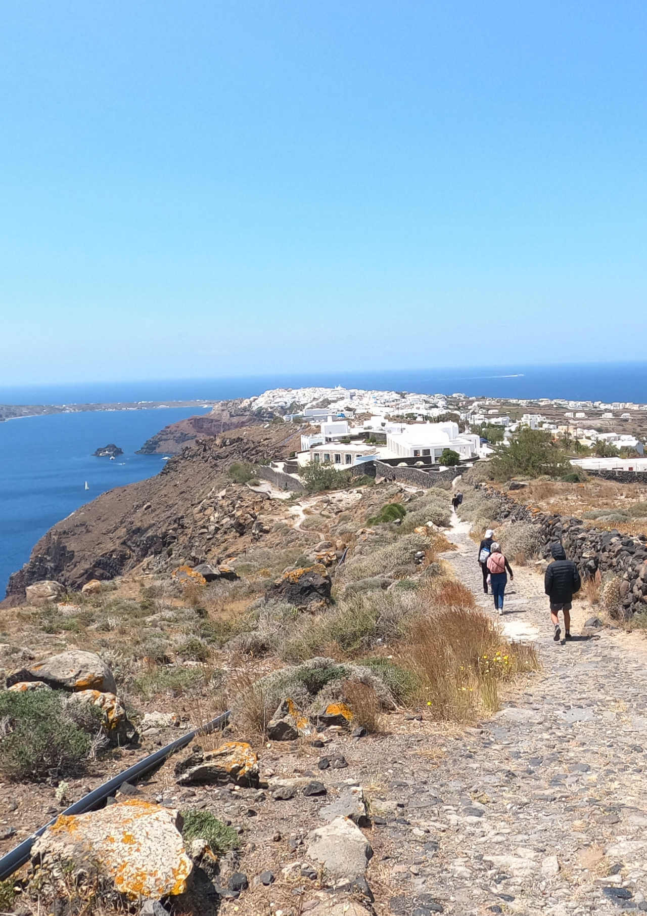 Chemin qui mène à Oia à pied