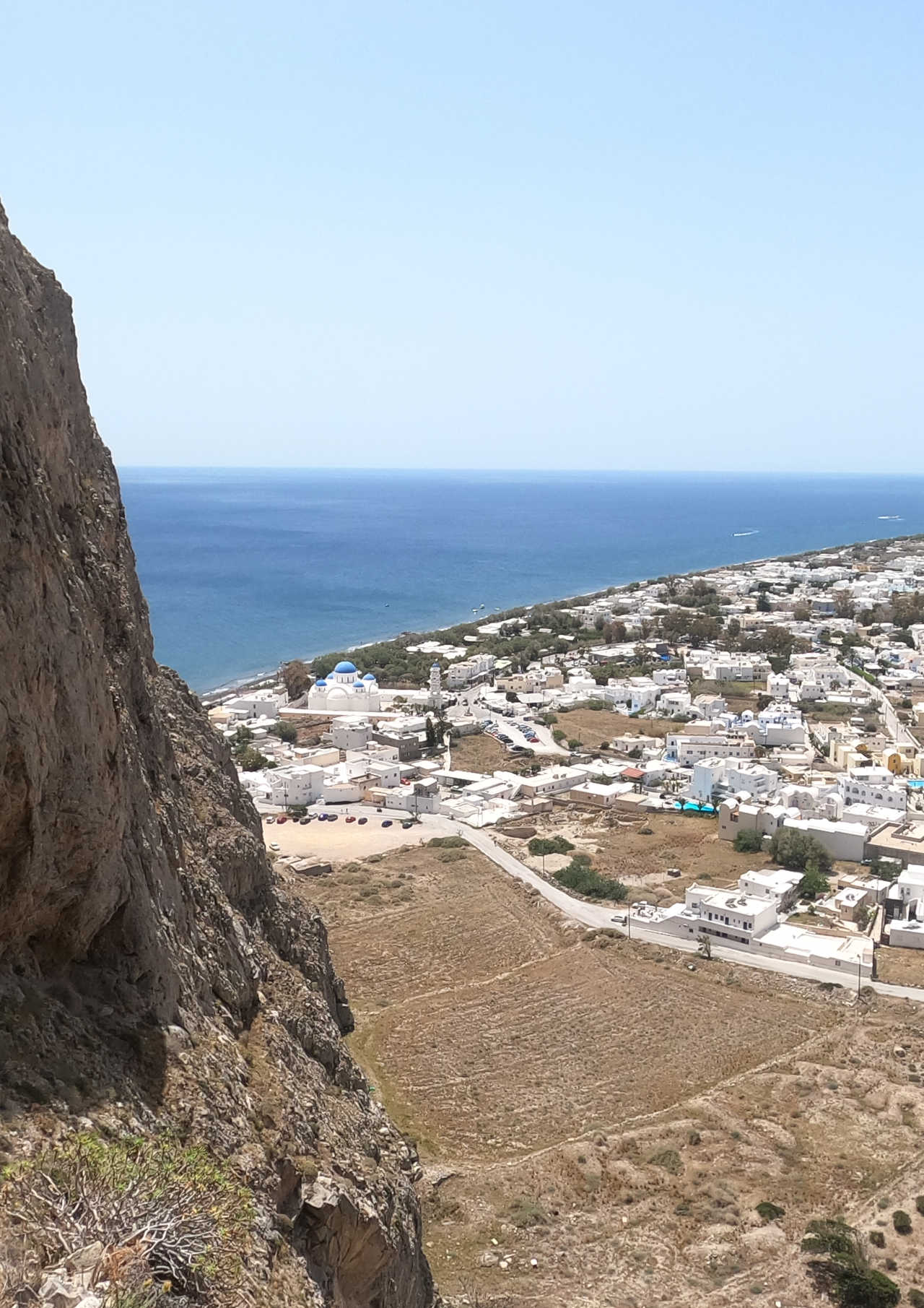 Église et ville de Perissa