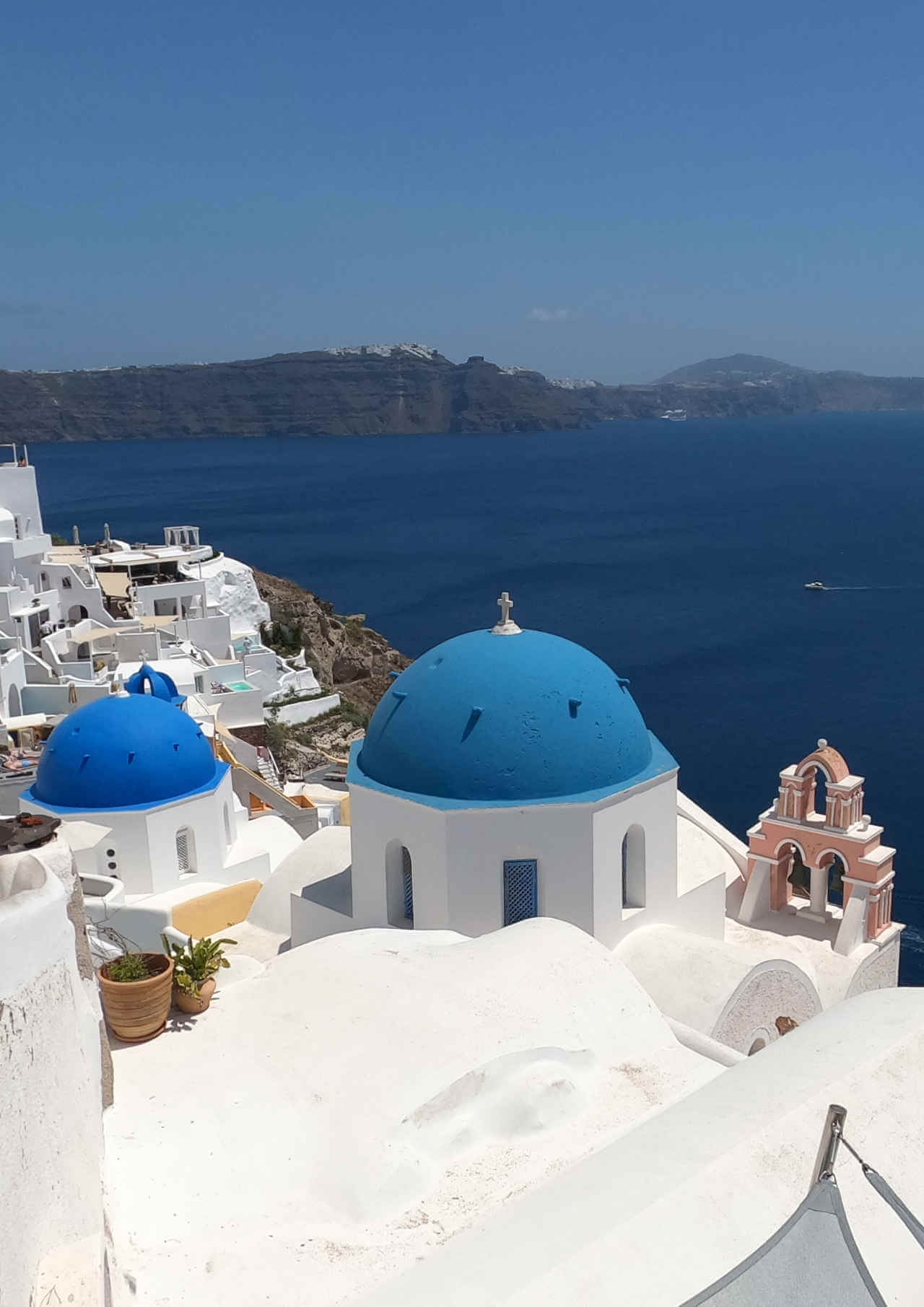 Églises aux toits bleus de Santorin