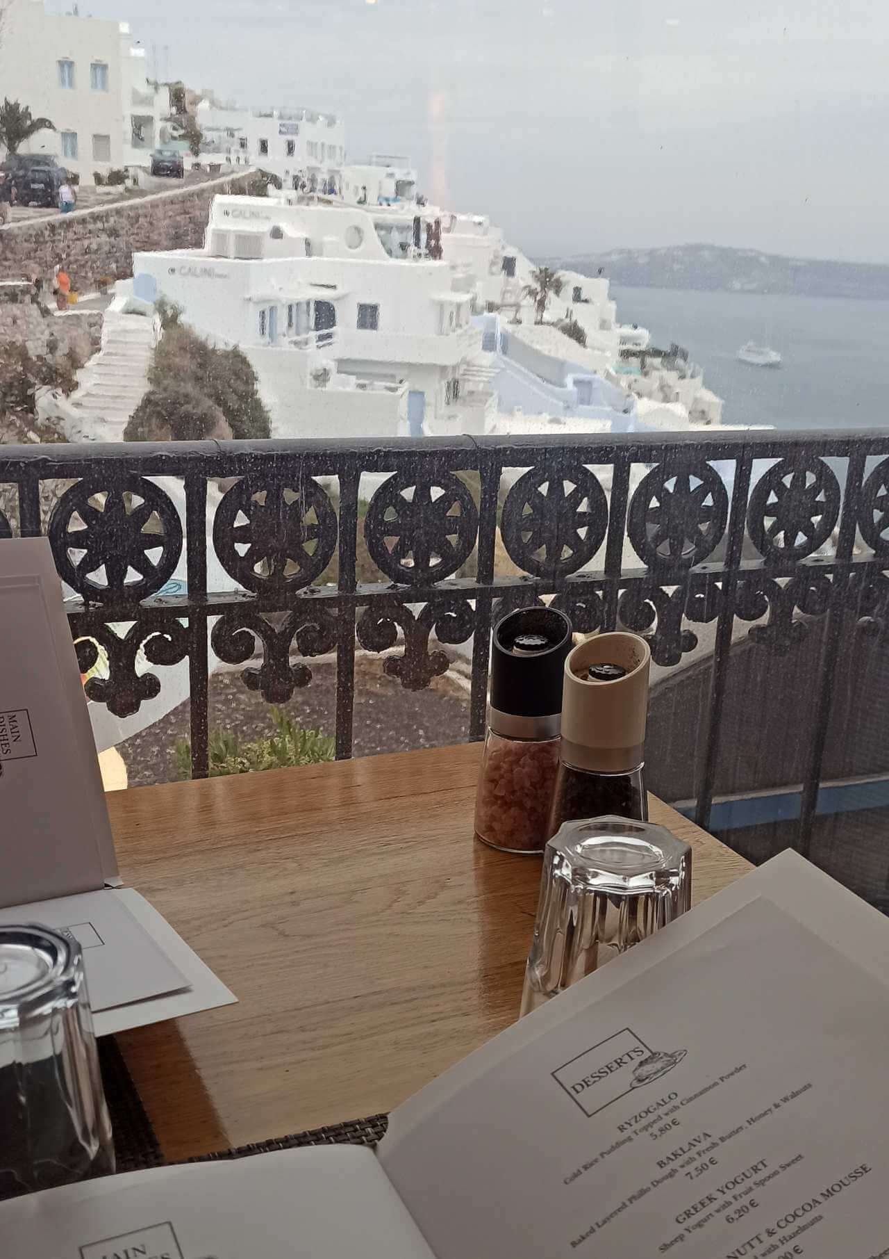 Table d'un restaurant de Santorin