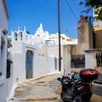 Scooter dans les rues de Santorin