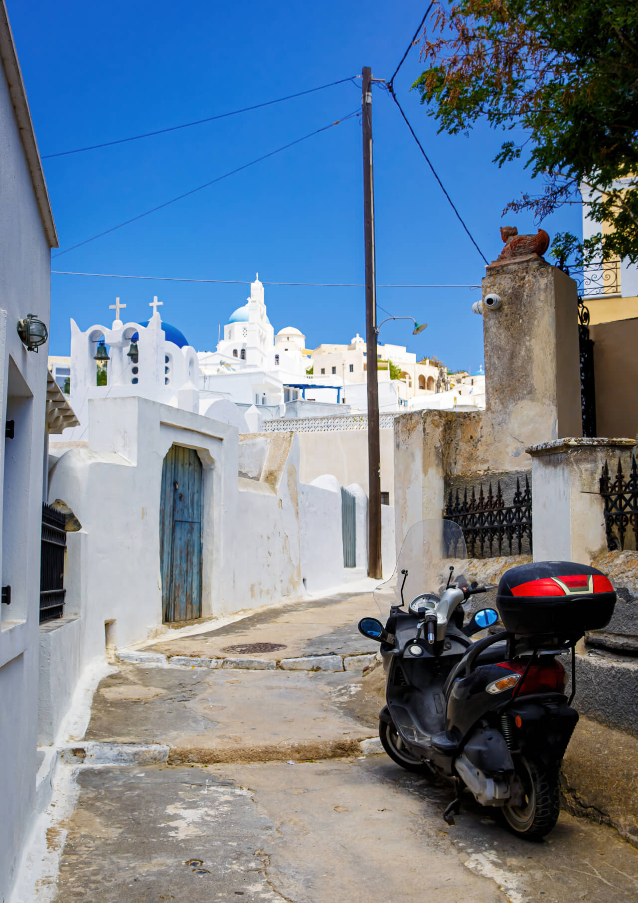 Scooter dans les rues de Santorin