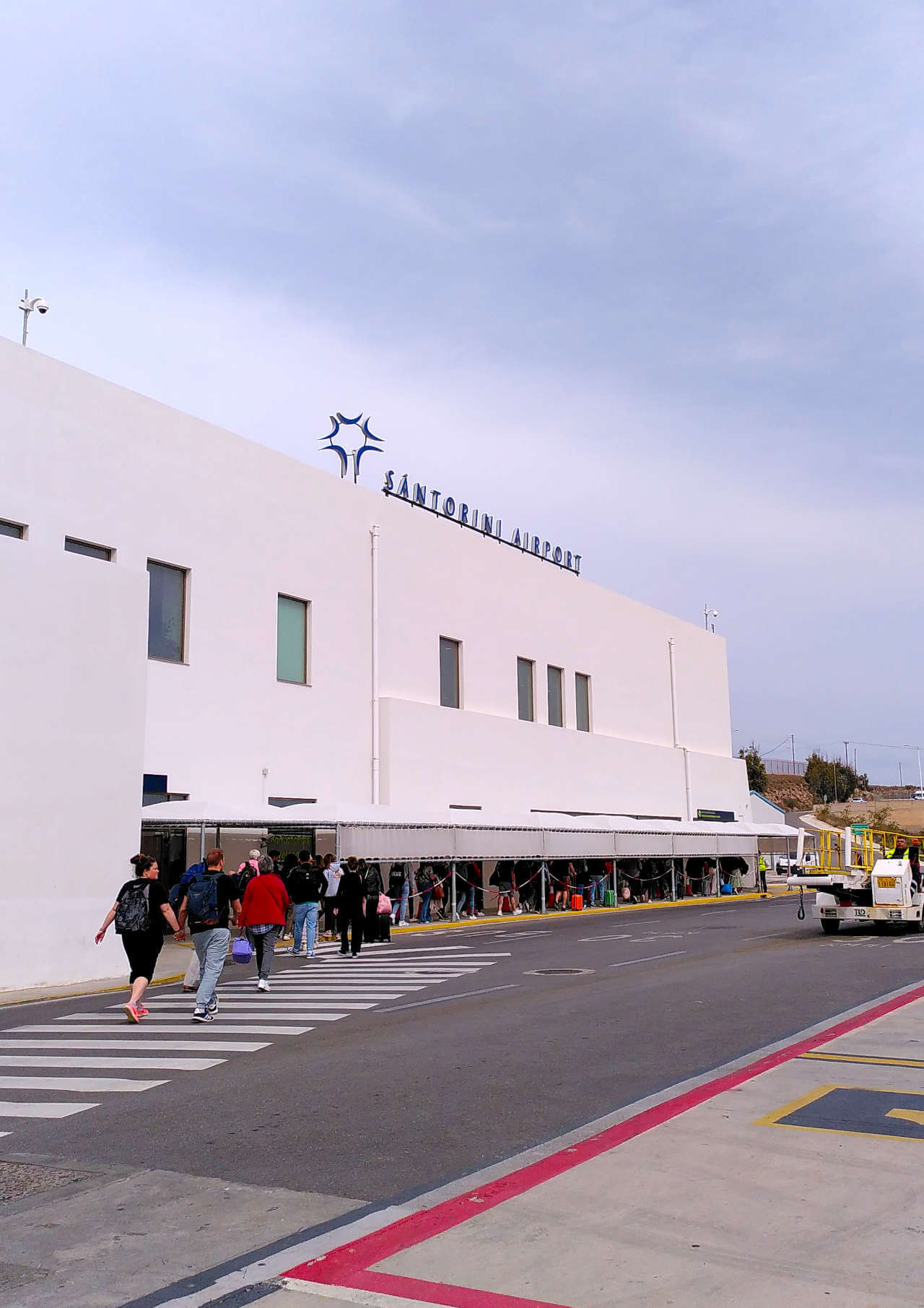 sur le tarmac de Santorin JTR à l'arrivée d'un vol