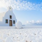 Église et galets blancs sur Santorin