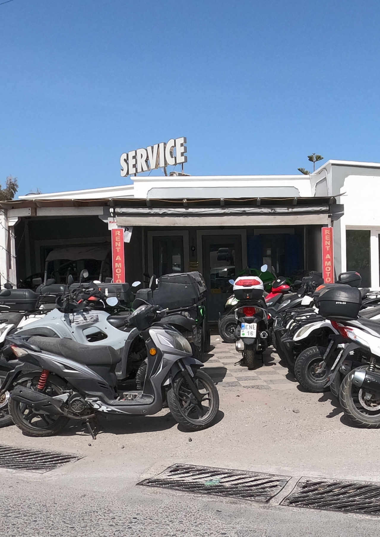 2 roues de location à Santorin