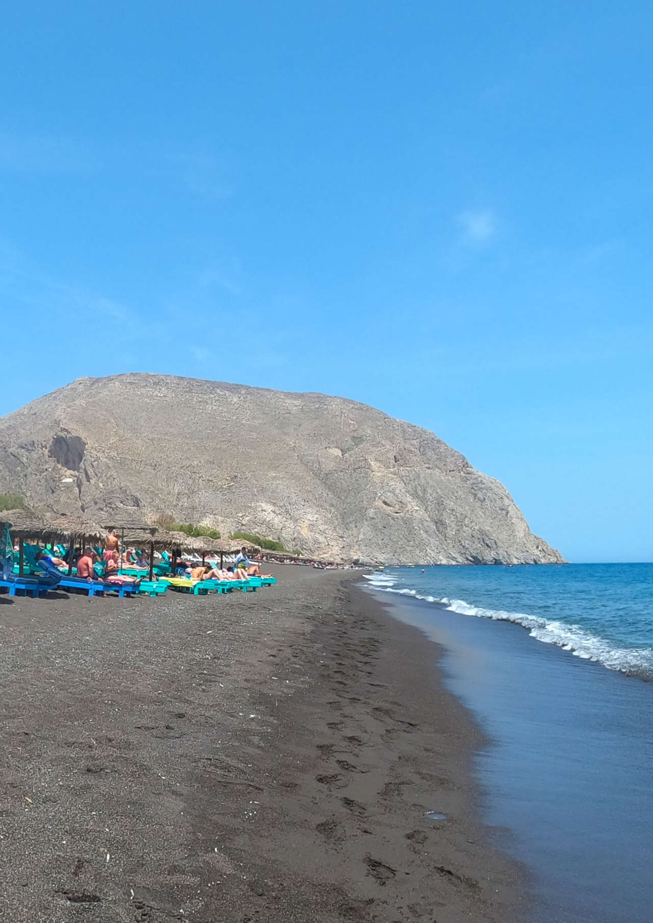 plage noire de Perissa
