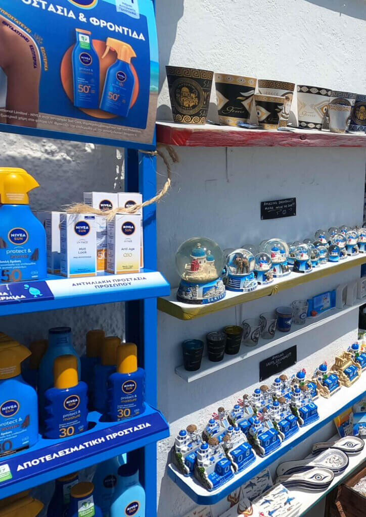 crème solaire et souvenirs à Santorin