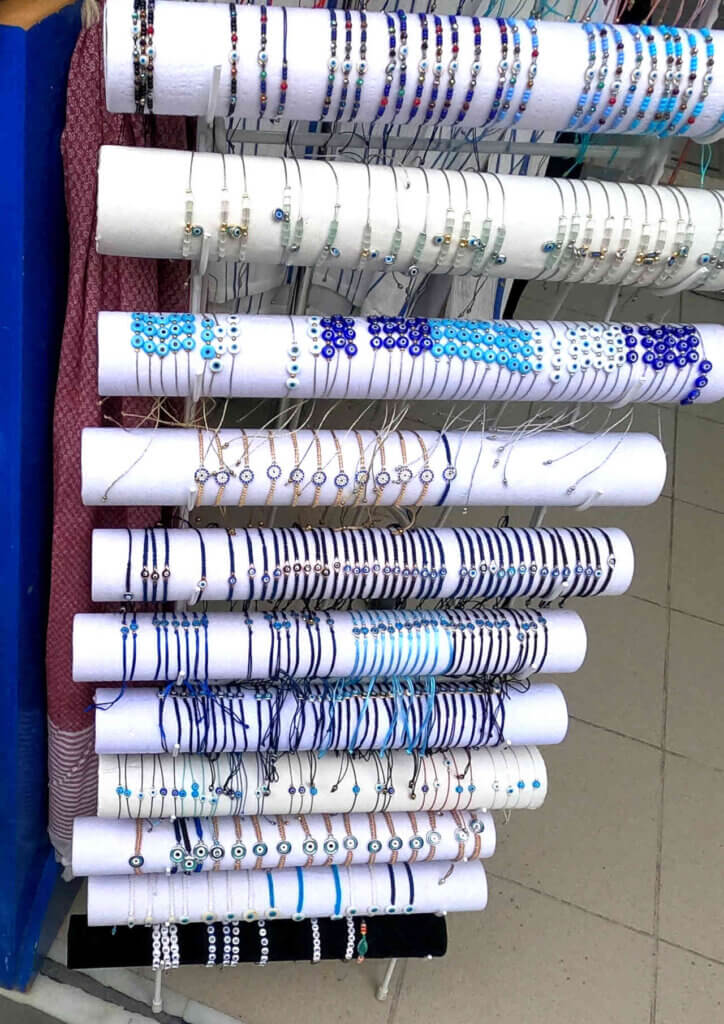 œil bleu sur des bracelets