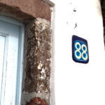 œil bleu sur une maison à Santorin