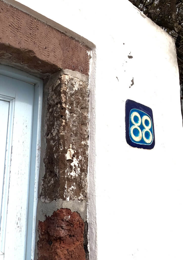 œil bleu sur une maison à Santorin